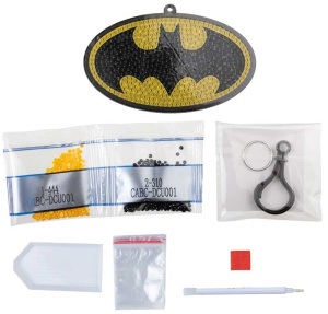 Crystal Art Batman – set creativ Bag Charm cu cristale colorate, șablon din lemn și clemă metalică, perfect pentru fanii Cavalerului Negru.