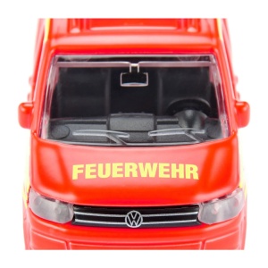 Model miniatural SIKU 1547 Volkswagen T5 Pompieri, cu caroserie metalică, hayon funcțional, cârlig de remorcare și detalii inspirate de vehiculele reale de intervenție.
