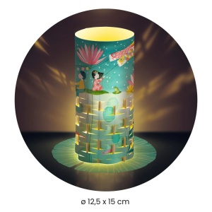 Kit creativ Fireflies Dance de la Djeco cu felinare din hârtie împletită, bețe de bambus, lumânări LED și suporturi decorative cu nuferi pentru realizarea unor decorațiuni luminoase.