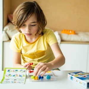Joc IQ Twins de la Smart Games cu tablă compactă, 10 piese puzzle colorate organizate în perechi și broșură cu 120 de provocări logice pentru copii și adulți.