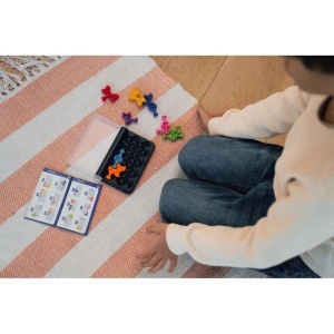 Joc de logică IQ Waves de la Smart Games cu piese puzzle colorate și grilă de joc compactă, conceput pentru rezolvarea a 120 de provocări progresive.