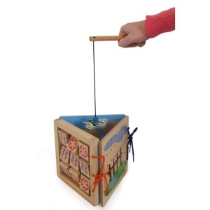Joc multifuncțional din lemn small foot cu pescuit magnetic, animale de fermă, șnururi pentru înșirare și activități motrice educative pentru copii.