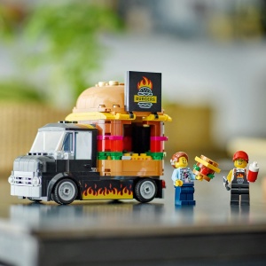 Tonetă mobilă LEGO City cu burger uriaș, camionetă și minifigurine vânzător și client, pregătită pentru aventuri culinare și jocuri de rol creative.