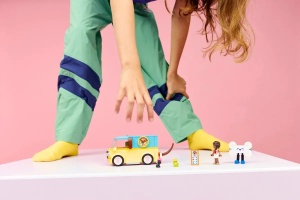 LEGO Friends 42678 cu furgonetă în formă de mops, accesorii pentru animale de companie, Nova, Aliya și figurine adorabile pentru joacă imaginativă.