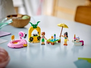 LEGO Friends 42658 cu colac flamingo, colac unicorn, Leo, Liann și motanul Churro pentru joacă imaginativă și aventuri la piscină.