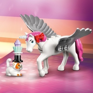 Set LEGO Friends Bal mascat cu unicorn și zână, cu personaje costumate, scenă de petrecere, pupitru DJ și cabină foto pentru aventuri creative și povești pline de magie.