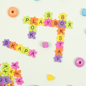 Litere puzzle autoadezive din spumă EVA Playbox, aproximativ 2000 de bucăți colorate pentru învățarea alfabetului și activități creative pentru copii.