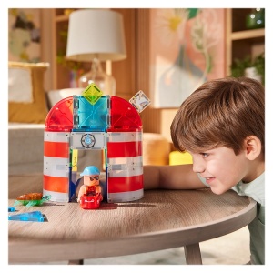 Set MAGNA-TILES Lighthouse Rescue cu 26 de piese magnetice, far roșu și alb, figurină îngrijitor, broască țestoasă și plută de salvare.