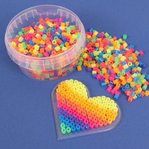 Playbox Beads in jar neon – mărgele tubulare colorate în borcan transparent, amestec vibrant de culori neon pentru proiecte creative.