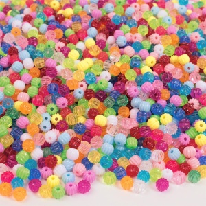 Set Playbox cu 250 de mărgele rotunde pentru realizarea de bijuterii handmade, brățări și activități creative pentru copii.