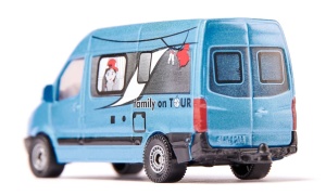 Machetă SIKU 1559 campervan albastru cu imprimeu Familie în Tur, realizată din metal și plastic, reprezentând o rulotă modernă pentru călătorii și aventuri.