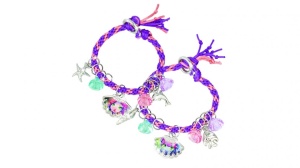 Set creativ Nebulous Stars Brățările Prieteniei Coralia cu șnururi colorate, pandantive decorative, mărgele, închizători și accesorii pentru realizarea a șase brățări personalizate.