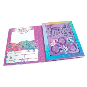 Set creativ Nebulous Stars pentru realizarea brățărilor, conținând brățară metalică reglabilă, brățări cu șnur, pandantive decorative, mărgele colorate și cutie magnetică de depozitare.