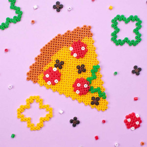 Mărgele de călcat colorate, dimensiune standard – 6000 buc pentru copii. Activitate creativă și educativă. Plăcuțele se vând separat. Pizza.