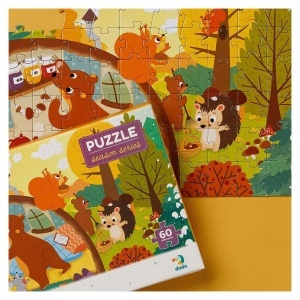 Puzzle Dodo Recolta de Toamnă cu 60 de piese, ilustrând o scenă de pădure în culorile toamnei, cu arici, veverițe, urși și alte animale pregătindu-se pentru iarnă.