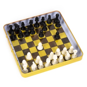 Set de șah magnetic compact, cu tablă de joc integrată în cutia metalică și 32 de piese magnetice albe și negre.