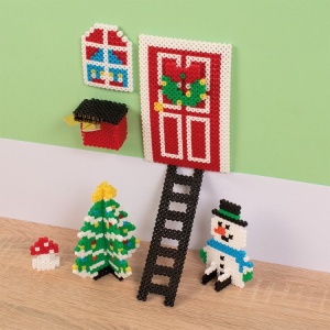 Set Playbox Elf’s Doors cu 2000 de mărgele de călcat – activitate creativă pentru copii, cu teme de Crăciun și culori vesele.