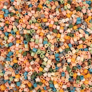 Set mărgele de călcat Playbox Mellow – 5000 mărgele pastelate în găleată practică, perfecte pentru proiecte DIY și decorațiuni handmade.