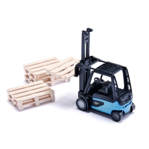 SIKU 6336 – Set utilaje de construcții Kingfisher Blue Metallic, 3 vehicule din metal, paleți și semne rutiere, detalii realiste și finisaj premium.