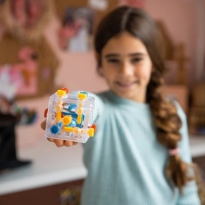 Puzzle Smart Games Criss Cross Cube cu cub transparent și 13 piese tip șurub care trebuie poziționate corect pentru rezolvarea provocărilor logice.
