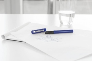Stilou Faber-Castell FC149811 albastru cu grip cauciucat ergonomic și 6 cartușe de cerneală albastră, recomandat pentru școală și dezvoltarea abilităților de scriere.