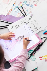 Set Sycomore Artissimo pentru design vestimentar, cu tabletă luminoasă A4, modele de modă, creioane acuarelabile, markere și stickere.