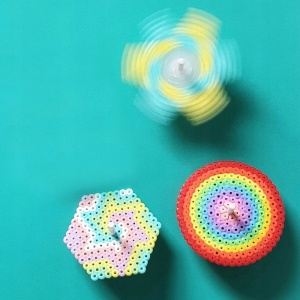 Playbox Gyro Sticks – set 20 bețe giroscopice albe din plastic durabil, ideale pentru modele, machete și proiecte creative.