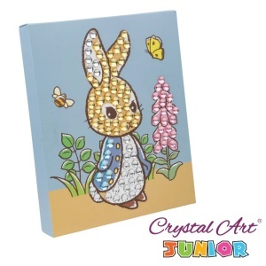 Kit Crystal Art Junior Big Peter Rabbit cu pânză adezivă preimprimată, cristale mari colorate, tavă de lucru și instrumente pentru realizarea unui tablou strălucitor de 20 x 25 cm.