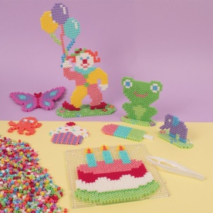 Cutie Playbox Ironing Beads Happy Mix cu 12.000 mărgele colorate – set creativ pentru copii, perfect pentru decorațiuni și joacă educativă.