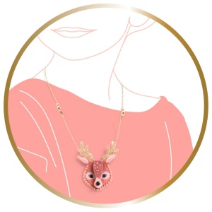 Set creativ Dazzlers cu materiale pentru realizarea a trei coliere handmade, pandantive din pâslă care se deschid, mărgele colorate și accesorii pentru cusut și personalizare.