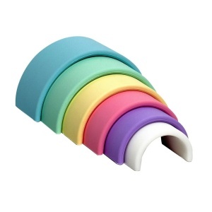 Dena Rainbow Pastel, curcubeu senzorial din silicon alimentar cu 6 piese în culori pastelate, pentru dentiție, stivuire și joacă creativă Montessori și Waldorf.