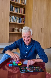 Joc IQ Deluxe Hexagon de la Smart Games cu tablă de joc hexagonală, 12 piese puzzle cu textură moale și broșură cu 120 de provocări logice progresive.