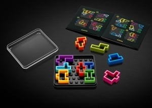 Joc IQ Deluxe Square de la Smart Games cu tablă pătrată, 10 piese puzzle decupate și broșură cu 120 de provocări logice pentru dezvoltarea gândirii spațiale și strategice.