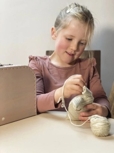 Set creativ Egmont Toys pentru croșetat, cu materiale și accesorii necesare realizării unui iepuraș moale din lână.