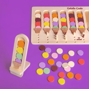 Joc de logică Gelato Code Svoora din lemn, cu tablă de joc, piese colorate inspirate de arome de înghețată, pini pentru indicii și săculeț textil.