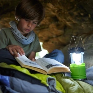 Lanternă de camping LED HABA Terra Kids pentru copii, cu lumină puternică, compartiment de depozitare și design compact pentru explorări și activități în aer liber.