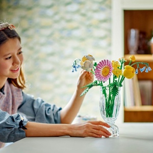 LEGO Botanicals Mic buchet luminos 10347 cu flori pastelate construibile, inclusiv bujor, lalea, gerberă și zambile, pentru decor și relaxare creativă.