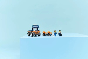 LEGO City Transportor de motociclete 60491 cu camion platformă, două motociclete sport și doi piloți pentru joacă creativă și aventuri pline de acțiune.
