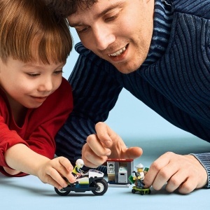 LEGO® City Urmărire cu motocicleta de poliție 60455, set cu motocicletă de poliție, skateboard, bancomat și minifigurine pentru jocuri de rol și aventuri urbane.