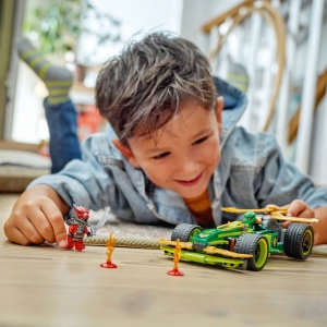 LEGO NINJAGO Mașina de curse cu motor cu arc a lui Lloyd 71828, vehicul ninja cu funcție pull-back, minifigurine și accesorii pentru curse și bătălii spectaculoase.