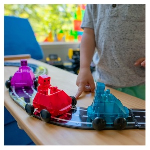 Set magnetic MAGNA-TILES Dashers cu 3 mașinuțe și 3 figurine colorate pentru copii 3–9 ani – joacă interactivă și creativă
