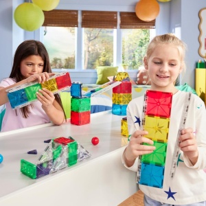 Set Magna-Tiles Rail Racers Deluxe cu 90 de piese, șine transparente, bile și elemente magnetice pentru construirea de piste, rampe și structuri STEM creative.