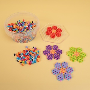 Set Playbox cu 1000 de mărgele de călcat dungate, planșă hexagonală și recipient pentru depozitare, destinat activităților creative pentru copii.