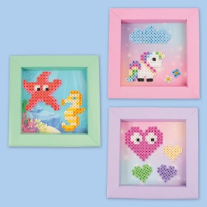 Set Playbox pentru mărgele de călcat în ramă, conceput pentru realizarea și expunerea modelelor decorative create din mărgele colorate.