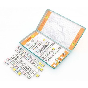 Joc Mate Distractiv Magnetic în cutie compactă, cu numere și simboluri matematice magnetice, două zaruri și tablă de joc.
