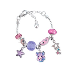 Set creativ Nebulous Stars pentru realizarea brățărilor, conținând brățară metalică reglabilă, brățări cu șnur, pandantive decorative, mărgele colorate și cutie magnetică de depozitare.