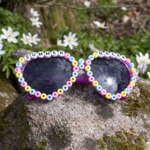 Playbox Beads in jar Small Kongo – mărgele colorate în borcan transparent, mix de culori de bază pentru bijuterii și proiecte creative.
