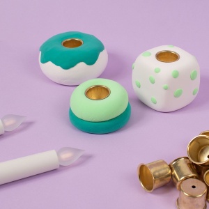 Set Playbox Light Clay cu 24 de culori vibrante și plastilină ușoară pentru modelaj creativ, proiecte artistice și dezvoltarea creativității copiilor.