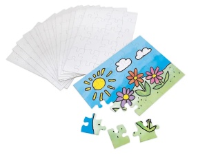 Copil decorând și asamblând un puzzle Playbox personalizabil din carton, activitate creativă ce dezvoltă imaginația, concentrarea și coordonarea mână-ochi.