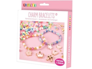Copil realizând brățări și coliere colorate din mărgele și charm-uri decorative Playbox, dezvoltând creativitatea și îndemânarea prin activități handmade.